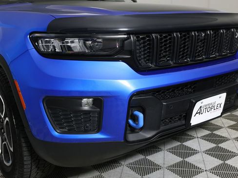 Used 2022 Jeep Grand Cherokee Trailhawk w/ Advanced Protech Group II AWD/4WD image 42