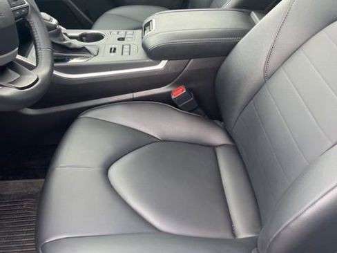 Used 2025 Toyota Highlander XLE image 13