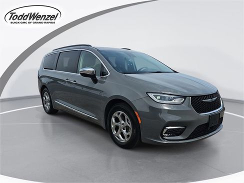 Used 2023 Chrysler Pacifica Limited FWD image 1