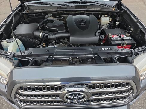 Used 2017 Toyota Tacoma TRD Off-Road w/ Tow Package (A/T) image 23