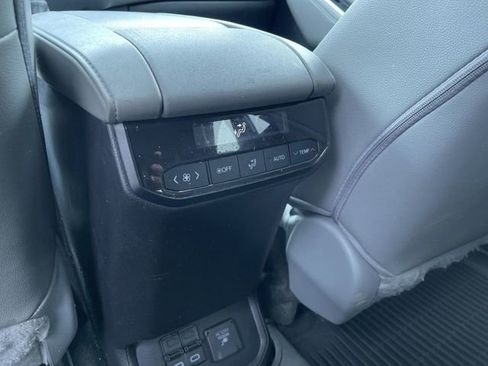 Used 2023 Toyota Highlander Limited image 22