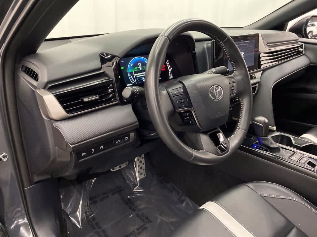 Used 2025 Toyota Camry SE FWD image 2