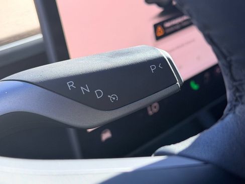 Used 2025 Tesla Model Y Long Range RWD image 14