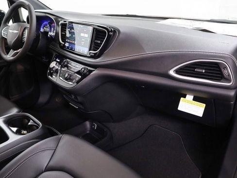 New 2026 Chrysler Pacifica Select image 28