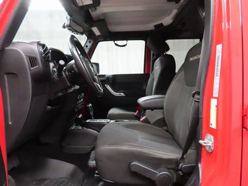 Used 2017 Jeep Wrangler Unlimited Sahara w/ Connectivity Group image 9