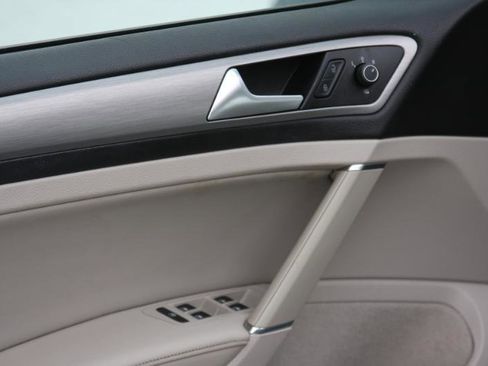 Used 2015 Volkswagen Golf S image 19