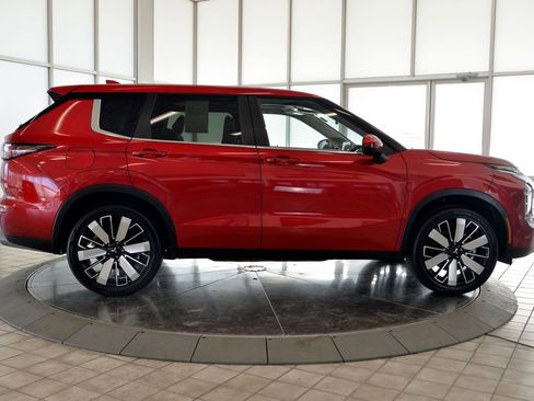 Used 2025 Mitsubishi Outlander SE image 9