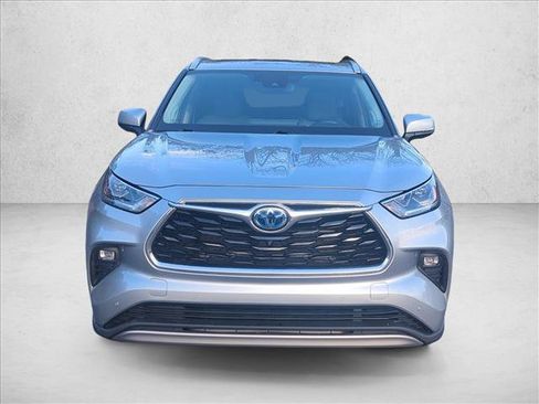 Used 2023 Toyota Highlander Platinum image 2