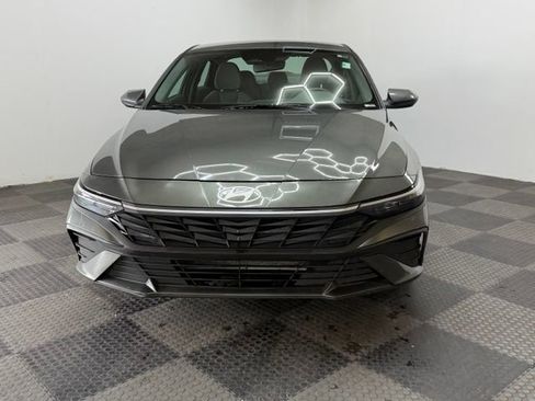 Certified 2025 Hyundai Elantra SE FWD image 5