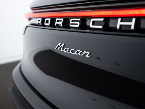 Certified 2025 Porsche Macan AWD/4WD image 26