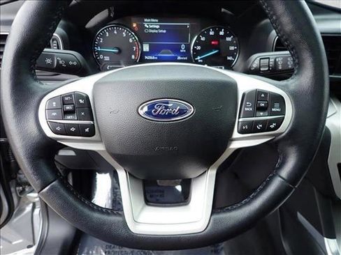Used 2022 Ford Explorer XLT w/ Equipment Group 202A AWD/4WD image 15