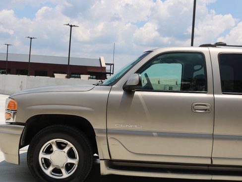 Used 2001 GMC Yukon XL Denali AWD/4WD image 24