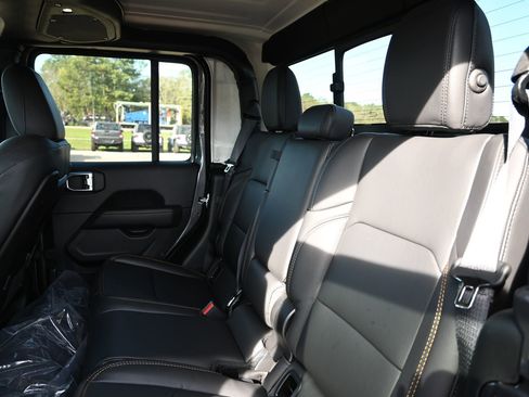 New 2025 Jeep Gladiator Sport image 22