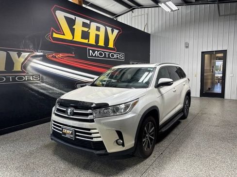 Used 2019 Toyota Highlander XLE FWD image 1