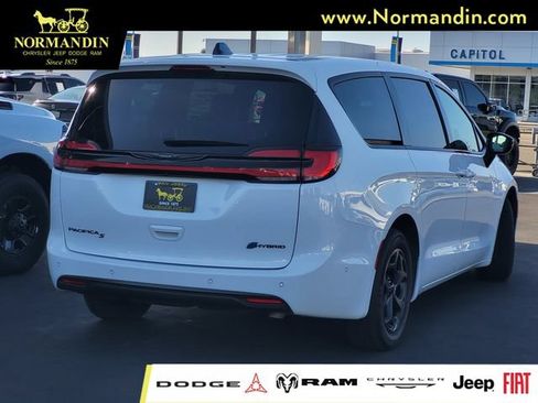 Used 2024 Chrysler Pacifica Limited FWD image 4