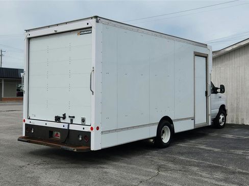 Used 2022 Ford E-450 and Econoline 450 Super Duty RWD image 2