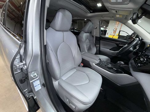 Used 2021 Toyota Highlander XLE AWD/4WD image 16