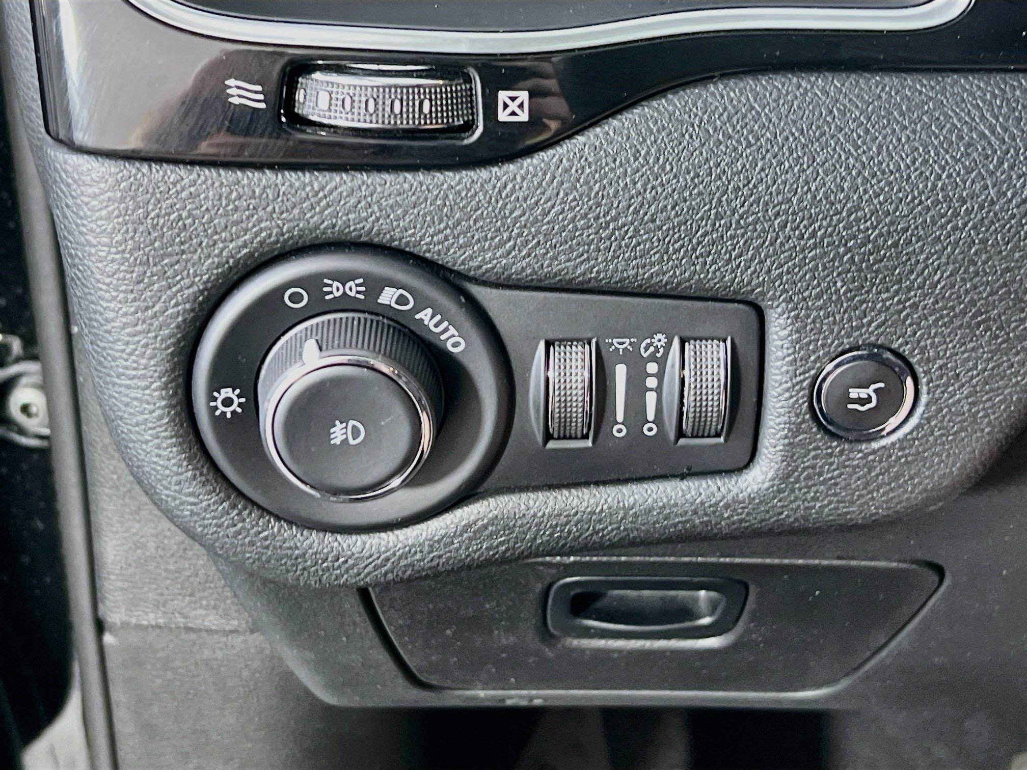 Used 2023 Jeep Cherokee Altitude Lux AWD/4WD image 10