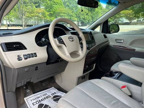 Used 2013 Toyota Sienna XLE w/ Premium Pkg FWD image 11