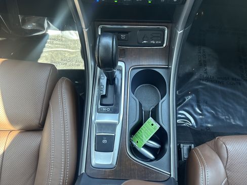 Certified 2022 Subaru Ascent Touring AWD/4WD image 12