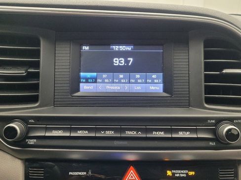 Used 2020 Hyundai Elantra SE image 25