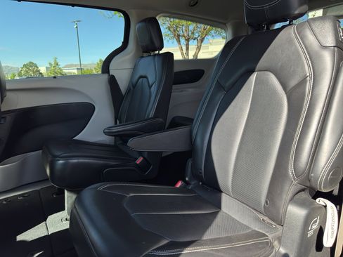 Used 2024 Chrysler Pacifica Touring-L FWD image 9