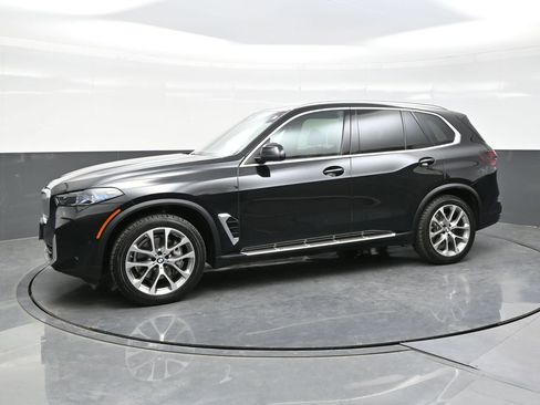 Used 2024 BMW X5 xDrive40i AWD/4WD image 3