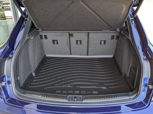 Certified 2025 Porsche Macan AWD/4WD image 23
