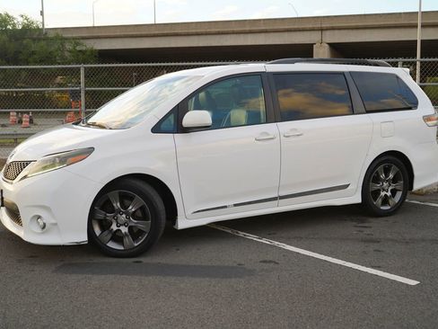 Used 2015 Toyota Sienna SE Premium image 3