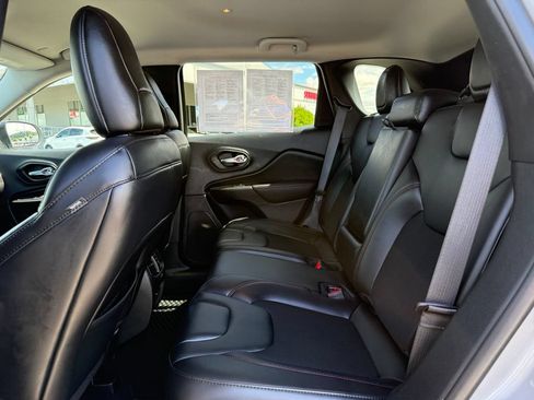 Used 2021 Jeep Cherokee Trailhawk AWD/4WD image 15