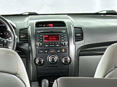 Used 2013 Kia Sorento LX image 17