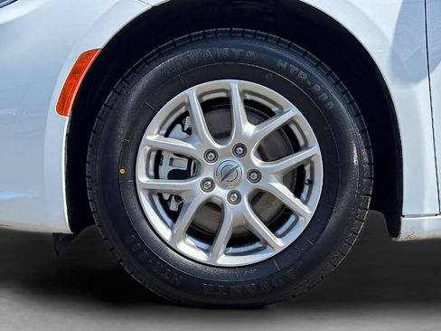Used 2024 Chrysler Pacifica Touring-L FWD image 13