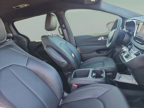 Used 2026 Chrysler Pacifica Select image 34