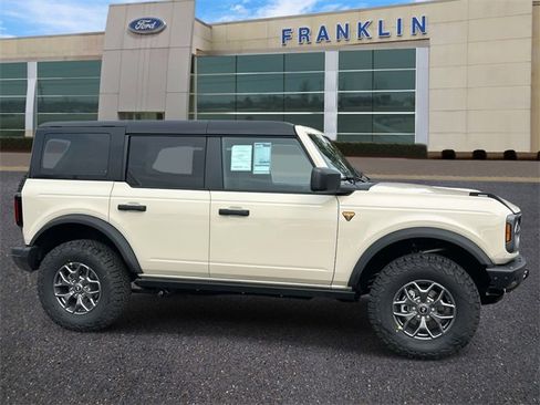 New 2025 Ford Bronco Badlands image 8