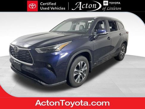 Certified 2025 Toyota Highlander XLE image 1