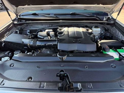 Used 2016 Toyota 4Runner SR5 AWD/4WD image 18