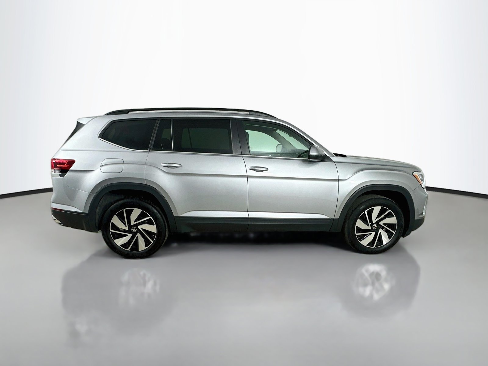Used 2025 Volkswagen Atlas SE AWD/4WD image 4