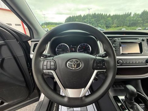 Used 2019 Toyota Highlander LE AWD/4WD image 25