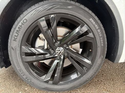Certified 2023 Volkswagen Tiguan SE R-Line FWD image 8