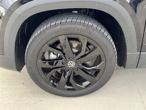 New 2024 Volkswagen Taos SE image 19