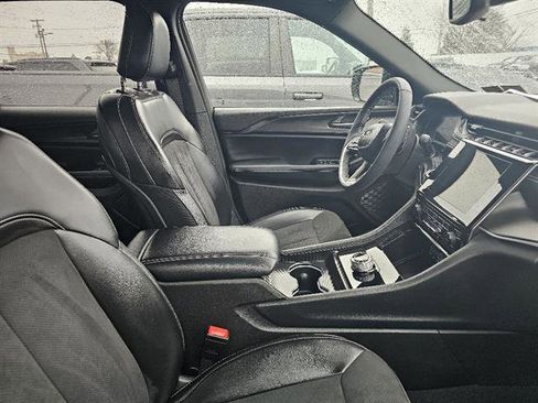 Used 2024 Jeep Grand Cherokee L Altitude image 9