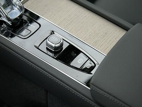 New 2026 Volvo XC90 B6 Plus w/ Protection Package Premier image 18