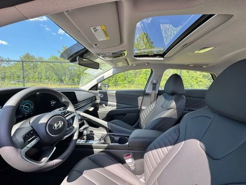 Used 2025 Hyundai Elantra Limited image 18