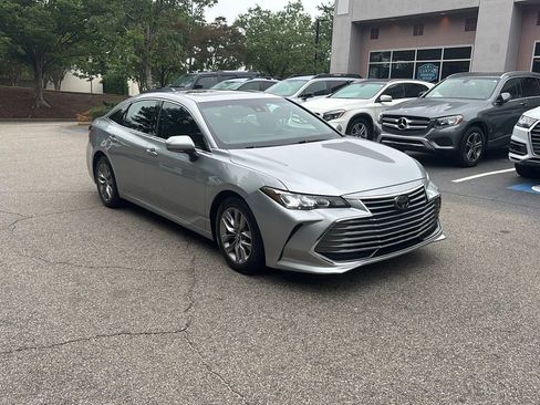 Used 2019 Toyota Avalon XLE w/ Moonroof Package FWD image 3