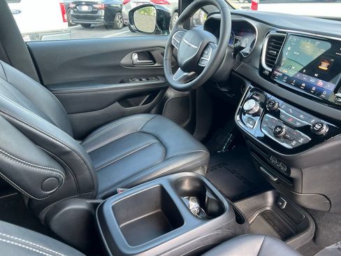 Used 2025 Chrysler Pacifica Select FWD image 27