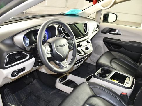Used 2024 Chrysler Pacifica Touring-L FWD image 2