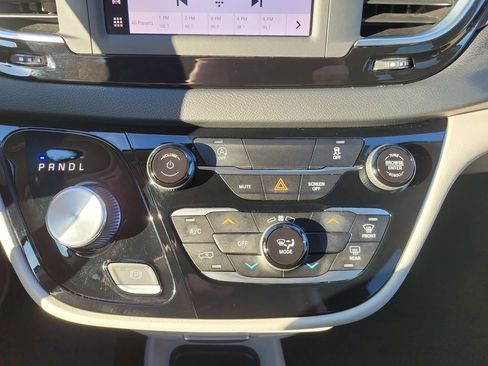 Used 2023 Chrysler Voyager LX image 29