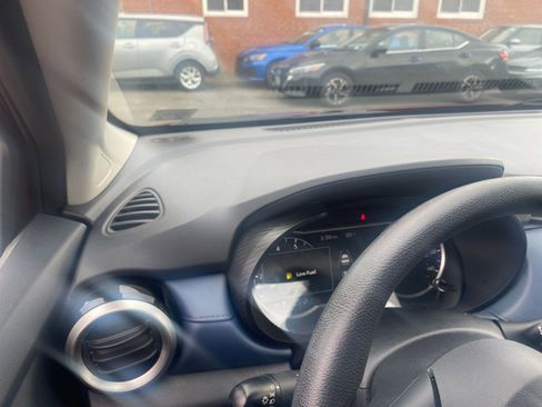 Used 2025 Nissan Versa SV image 34