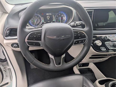 Used 2023 Chrysler Pacifica Touring-L FWD image 37