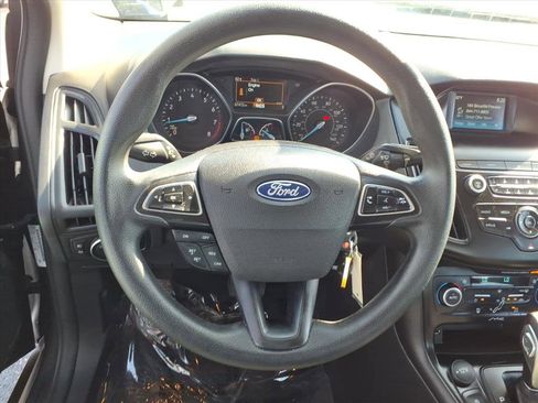 Used 2018 Ford Focus SE w/ SE Appearance Package image 8